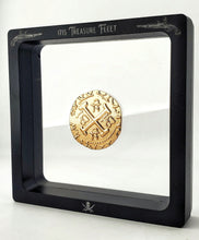 Cargar imagen en el visor de la galería, 1715 Treasure Fleet Gold Pirate cob coin Pieces of Eight in Museum style display case
