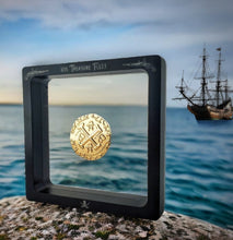Charger l&#39;image dans la galerie, 1715 Treasure Fleet Gold Pirate cob coin Pieces of Eight in Museum style display case
