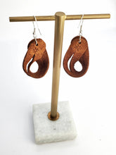 Cargar imagen en el visor de la galería, Rustic handmade Leather Earrings

